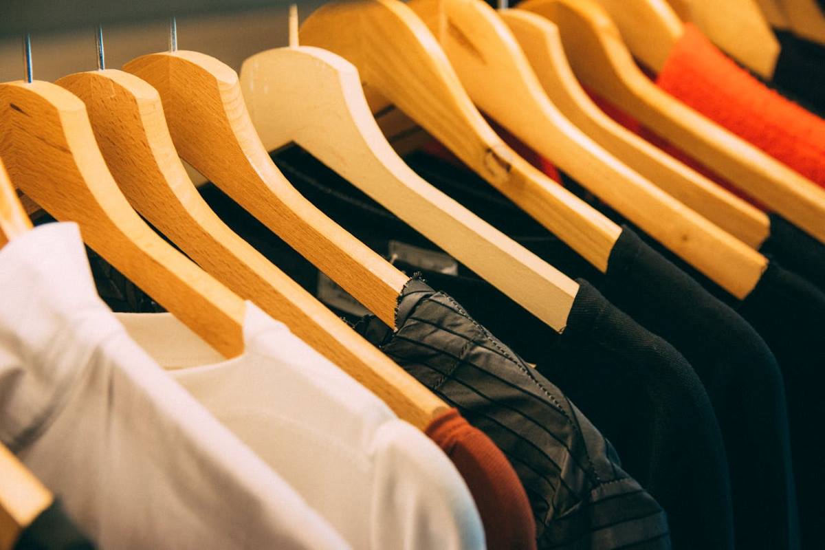 Kledingrek met diverse hangers en kledingstukken.