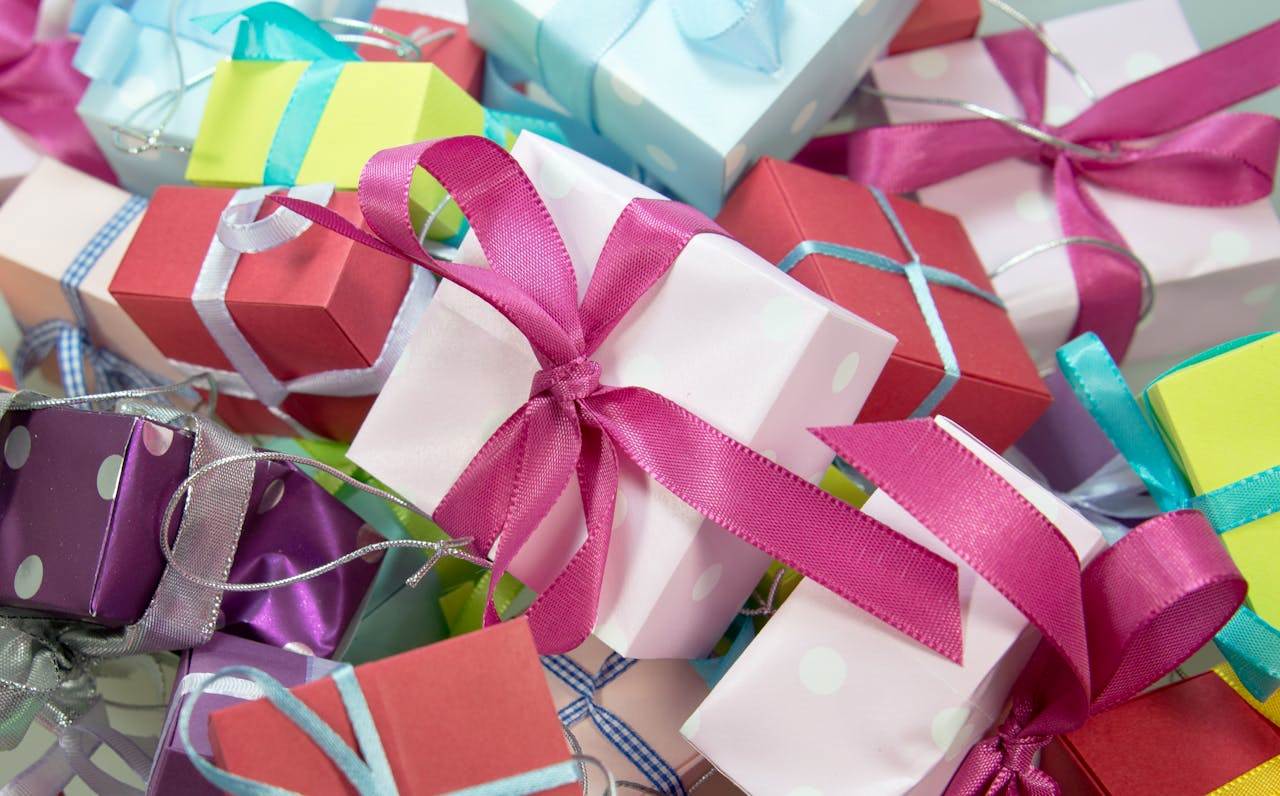 Kleurrijke cadeaus met linten.