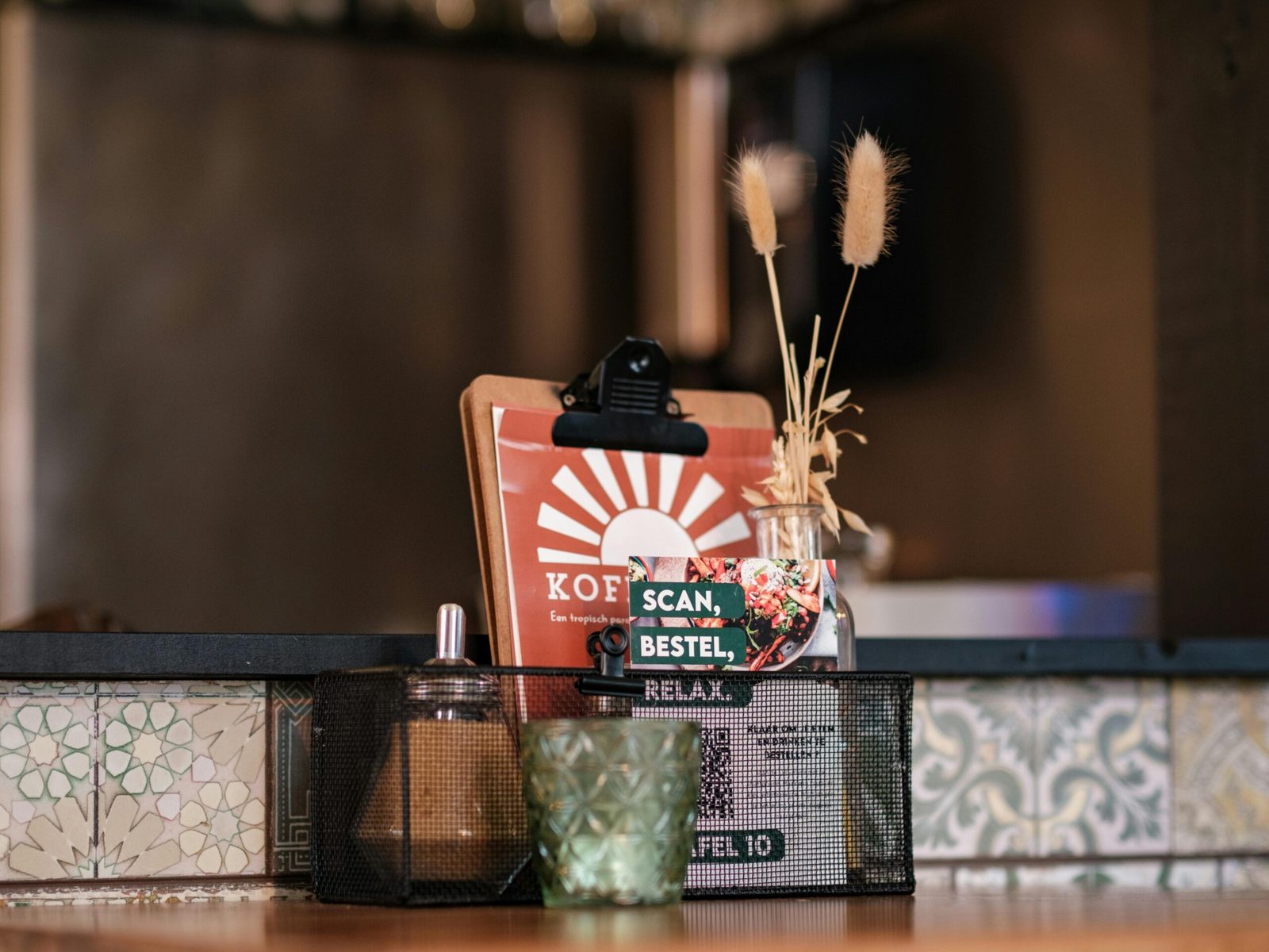 Cafébalie met menukaart en QR-code bord