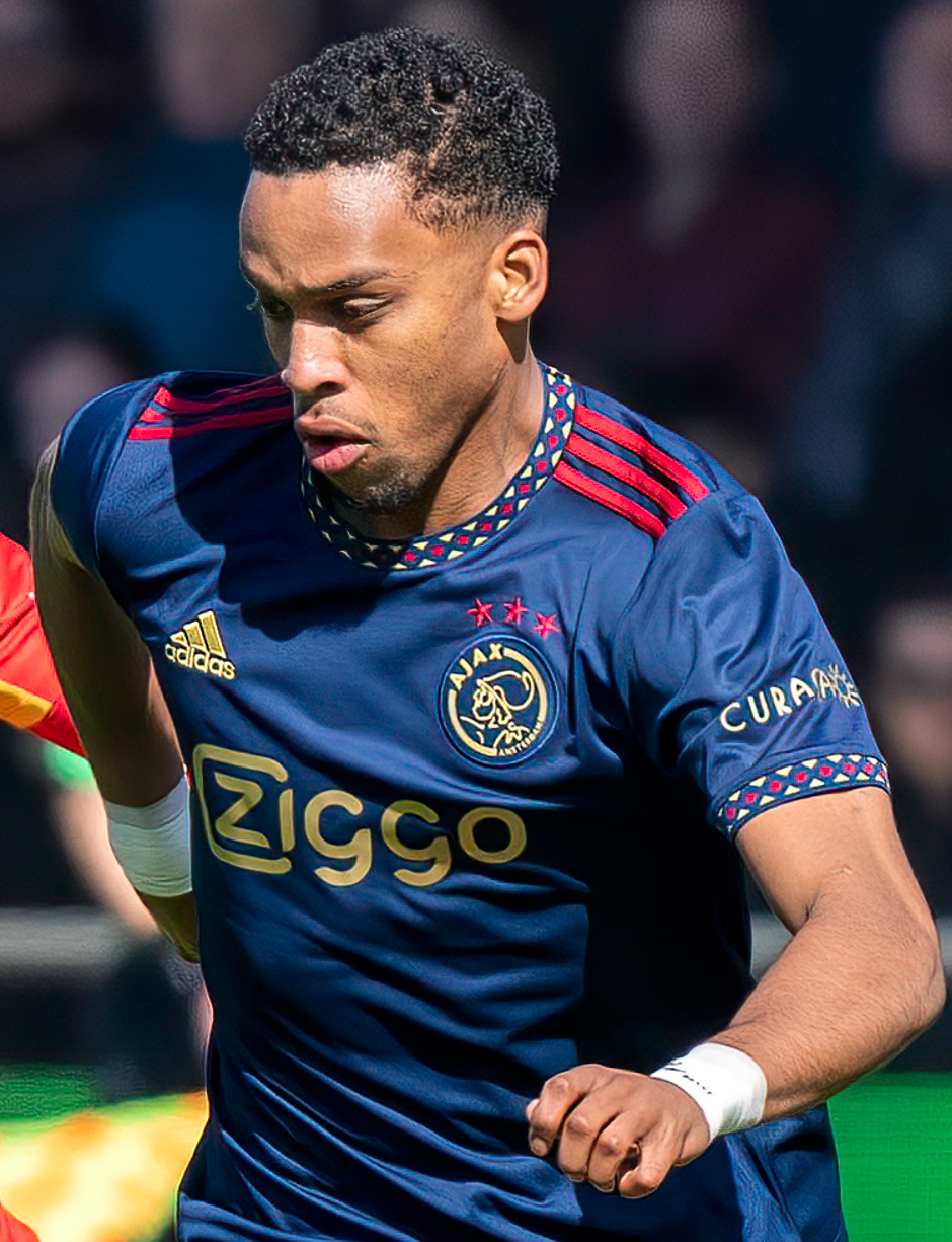 Jurriën Timber in actie tijdens een wedstrijd van Ajax