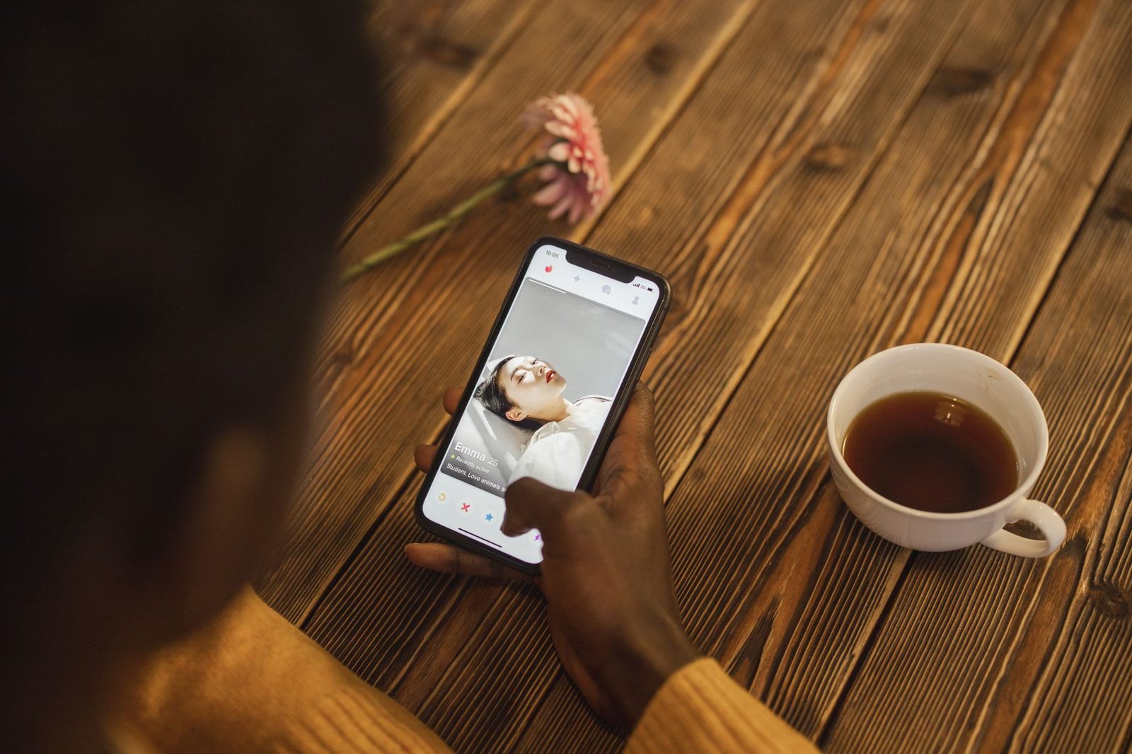 Twee telefoons met een datingapp naast elkaar