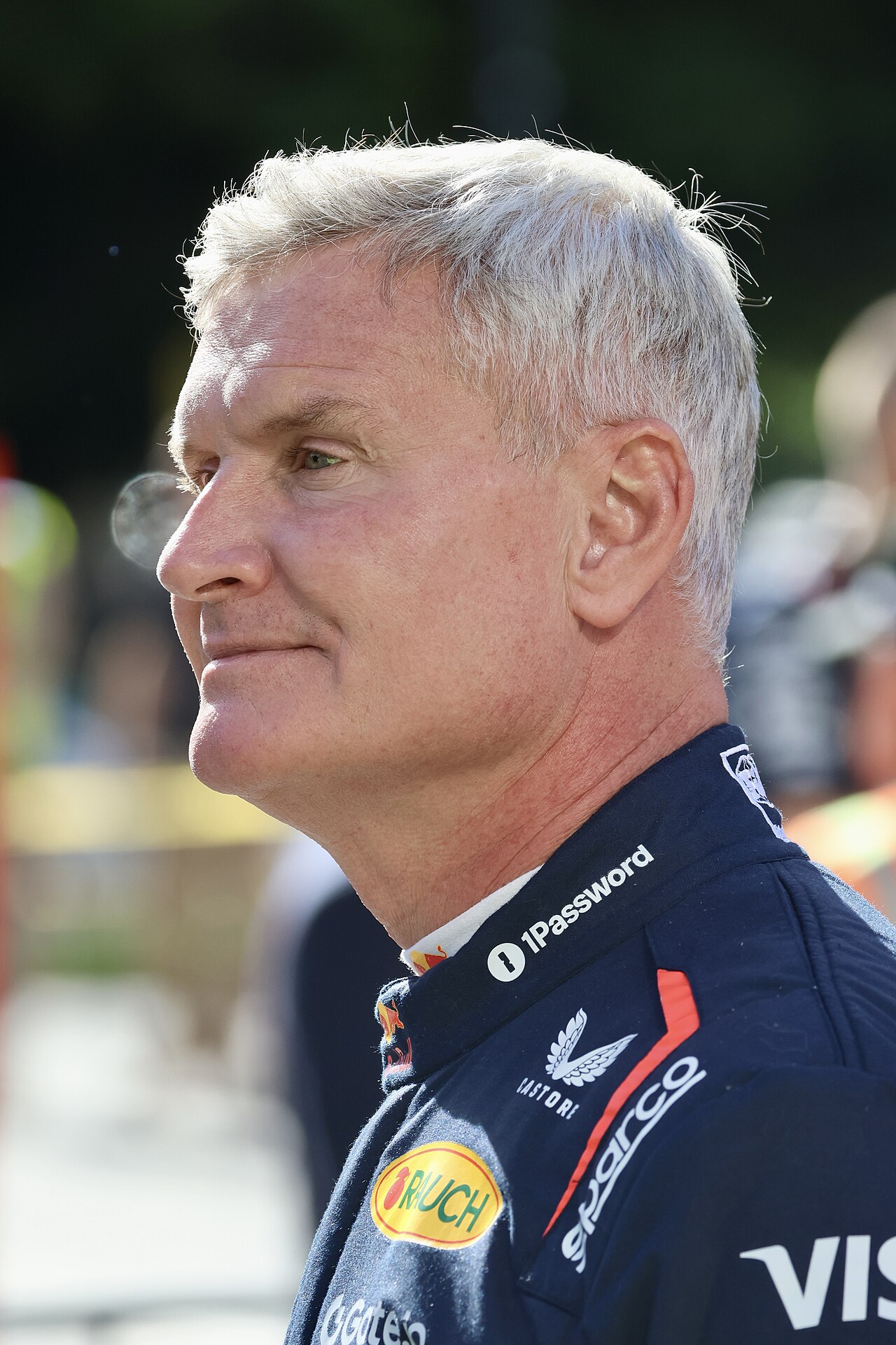 David Coulthard zwaait naar het publiek tijdens de Adelaide Grand Final Parade in 2025