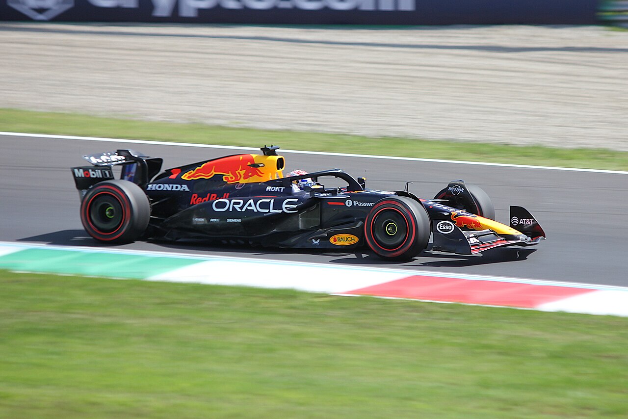 Max Verstappen in de Red Bull tijdens een Formule 1-weekend