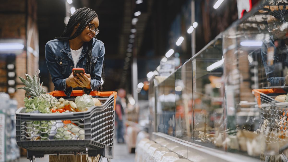 Boodschappen doen met een winkelwagen in een Duitse supermarkt over de grens