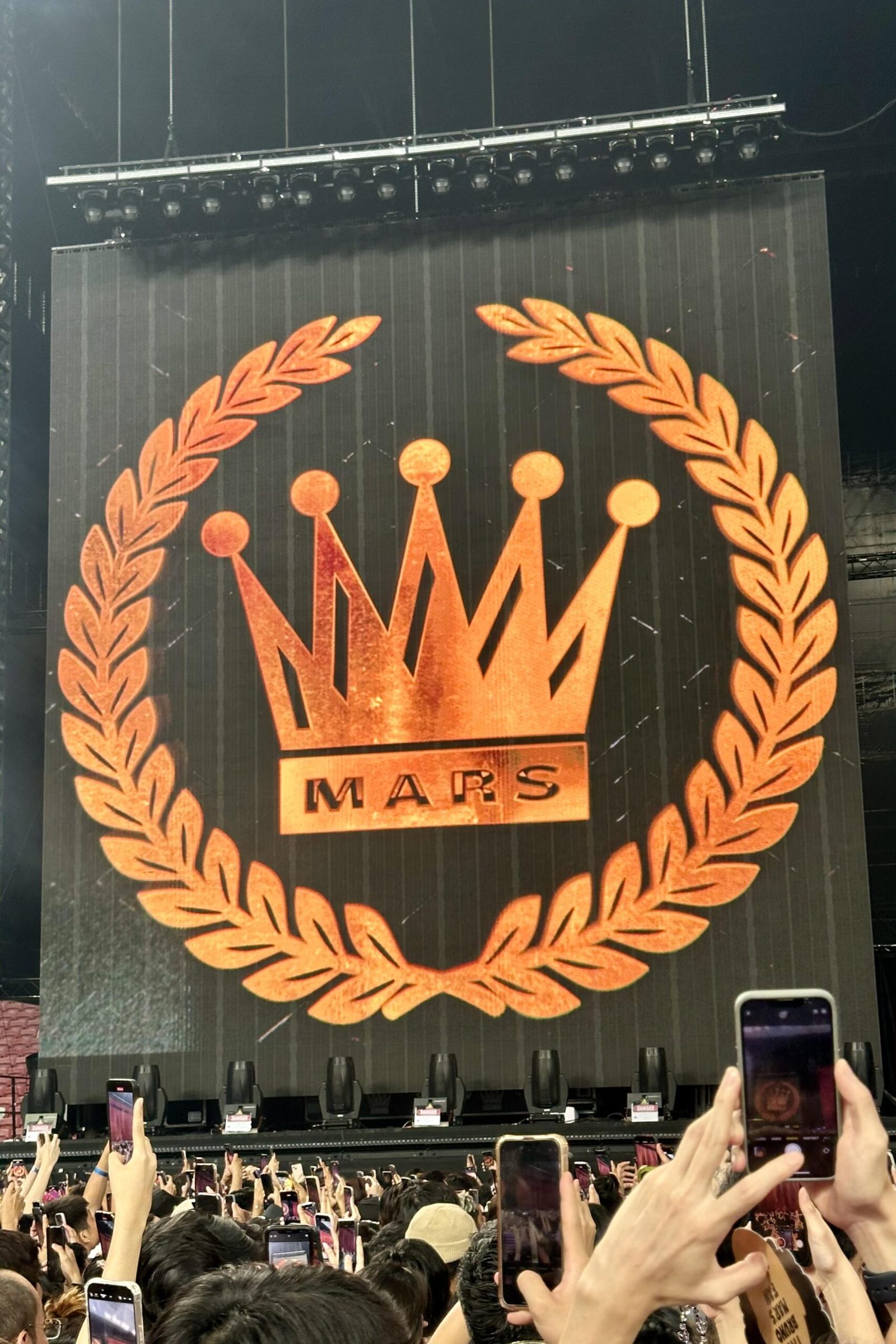 Bruno Mars op het podium tijdens een concert