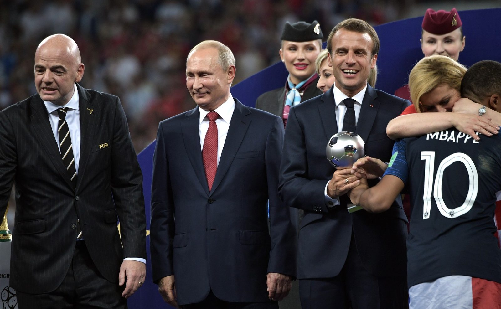 Kylian Mbappé met de prijs voor beste jonge speler op het WK 2018 in Rusland