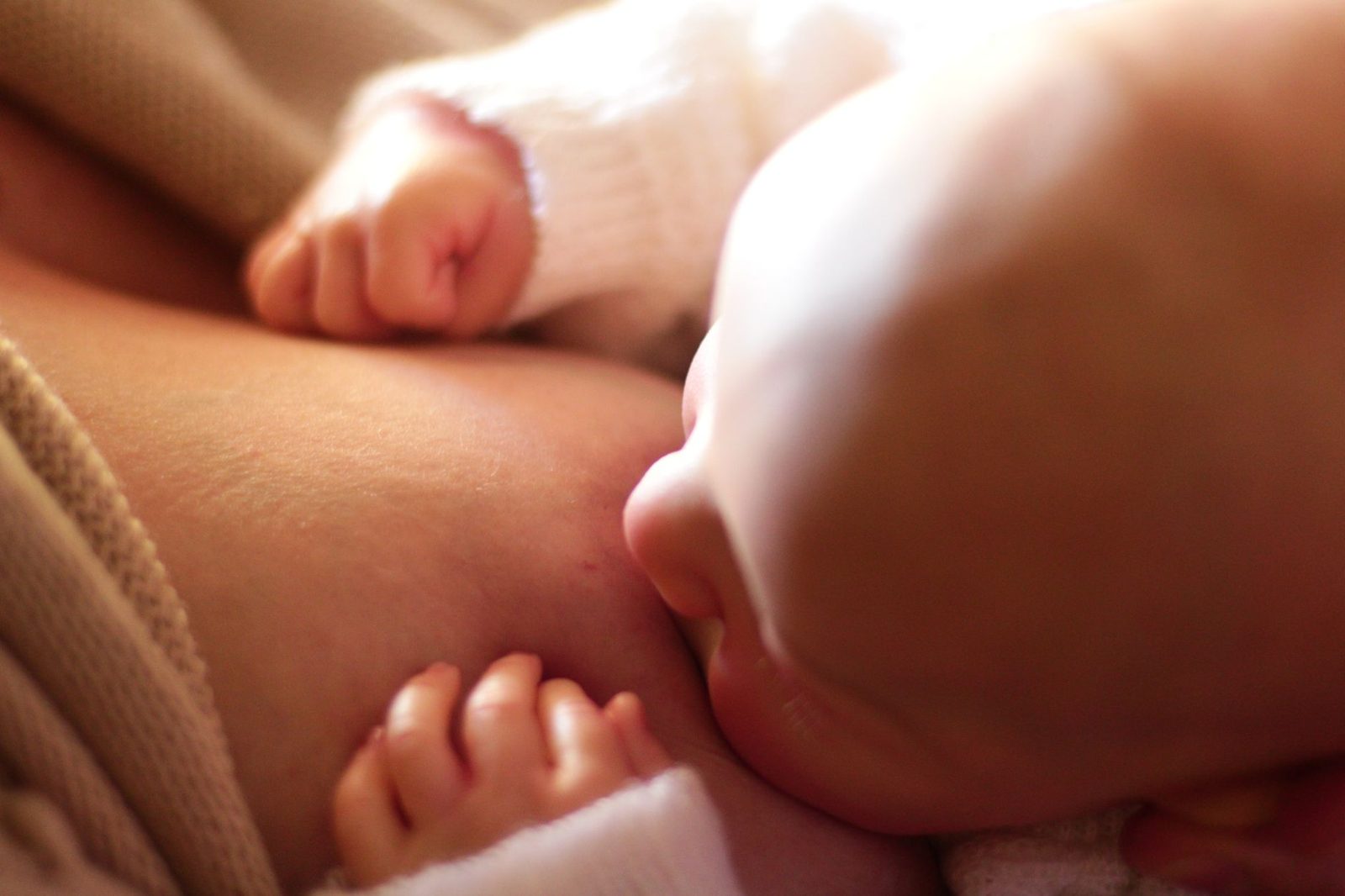Moeder geeft haar baby borstvoeding