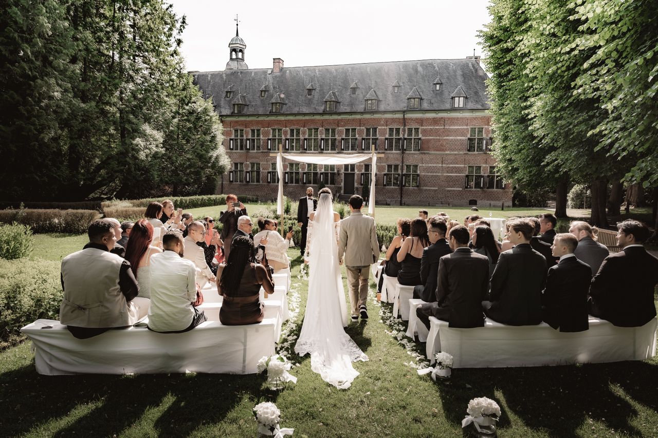 Buitenbruiloft bij historisch landhuis met gasten