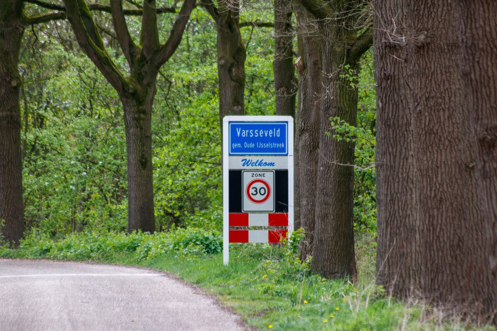 Druk verkeer op een snelweg richting de grens