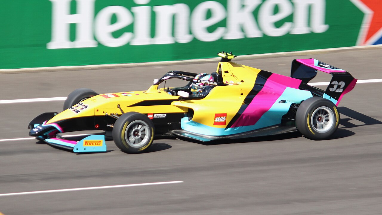 De LEGO Racing auto van Esmee Kosterman tijdens een F1 Academy kwalificatie
