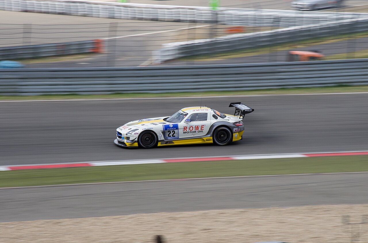 Mercedes-AMG GT3 racewagen op het circuit van de Nürburgring