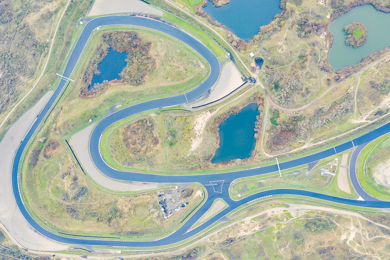 Luchtfoto van Circuit Zandvoort met de Formule 1-baan tussen de duinen