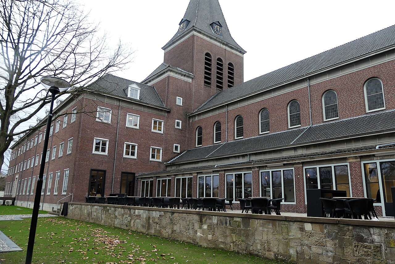 Gebouw van Breda University of Applied Sciences aan de Monseigneur Hopmansstraat in Breda