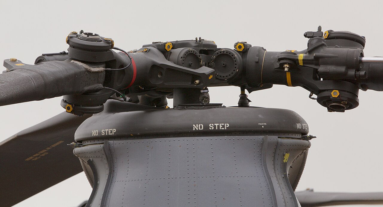 Chinook-transporthelikopter van de Koninklijke Luchtmacht in de lucht