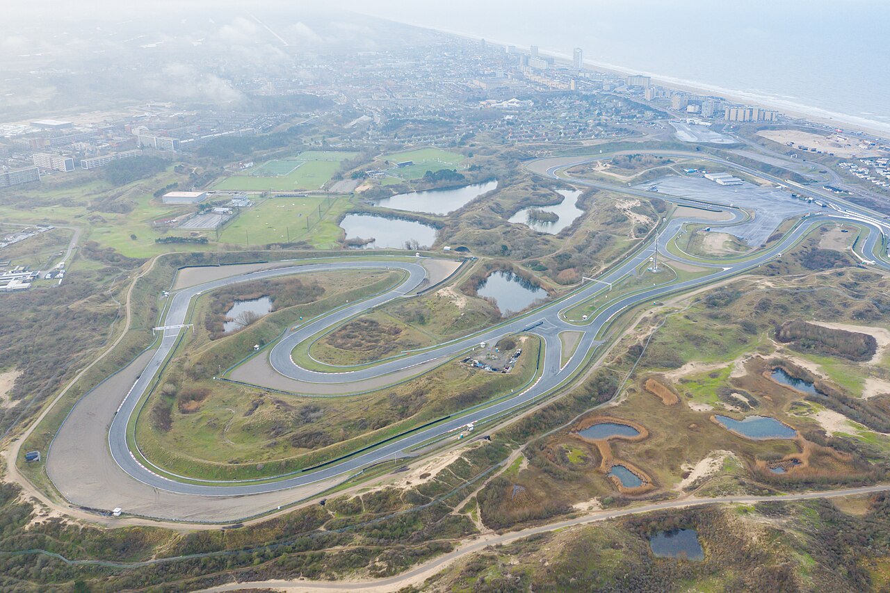 Circuit Zandvoort tussen de duinen, gezien vanuit de lucht