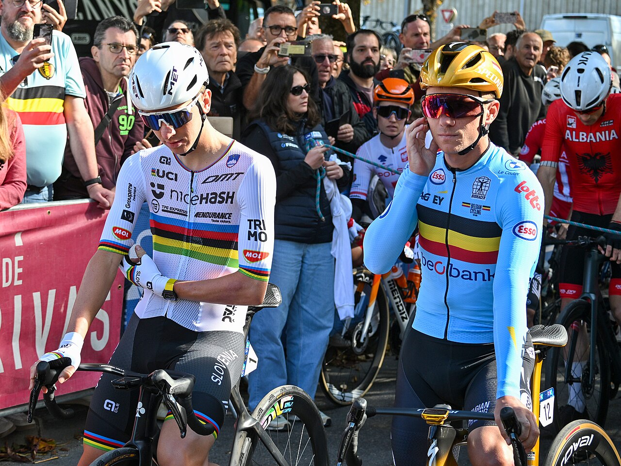 Tadej Pogacar en Remco Evenepoel naast elkaar voor de start van het EK wielrennen 2025 in Privas