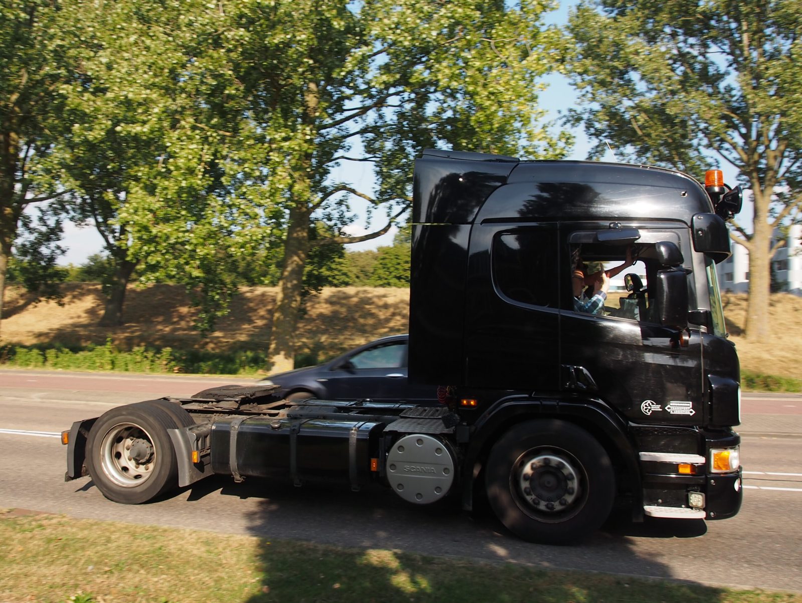 Zwarte Scania-truck rijdt mee in een Nederlandse truckrun
