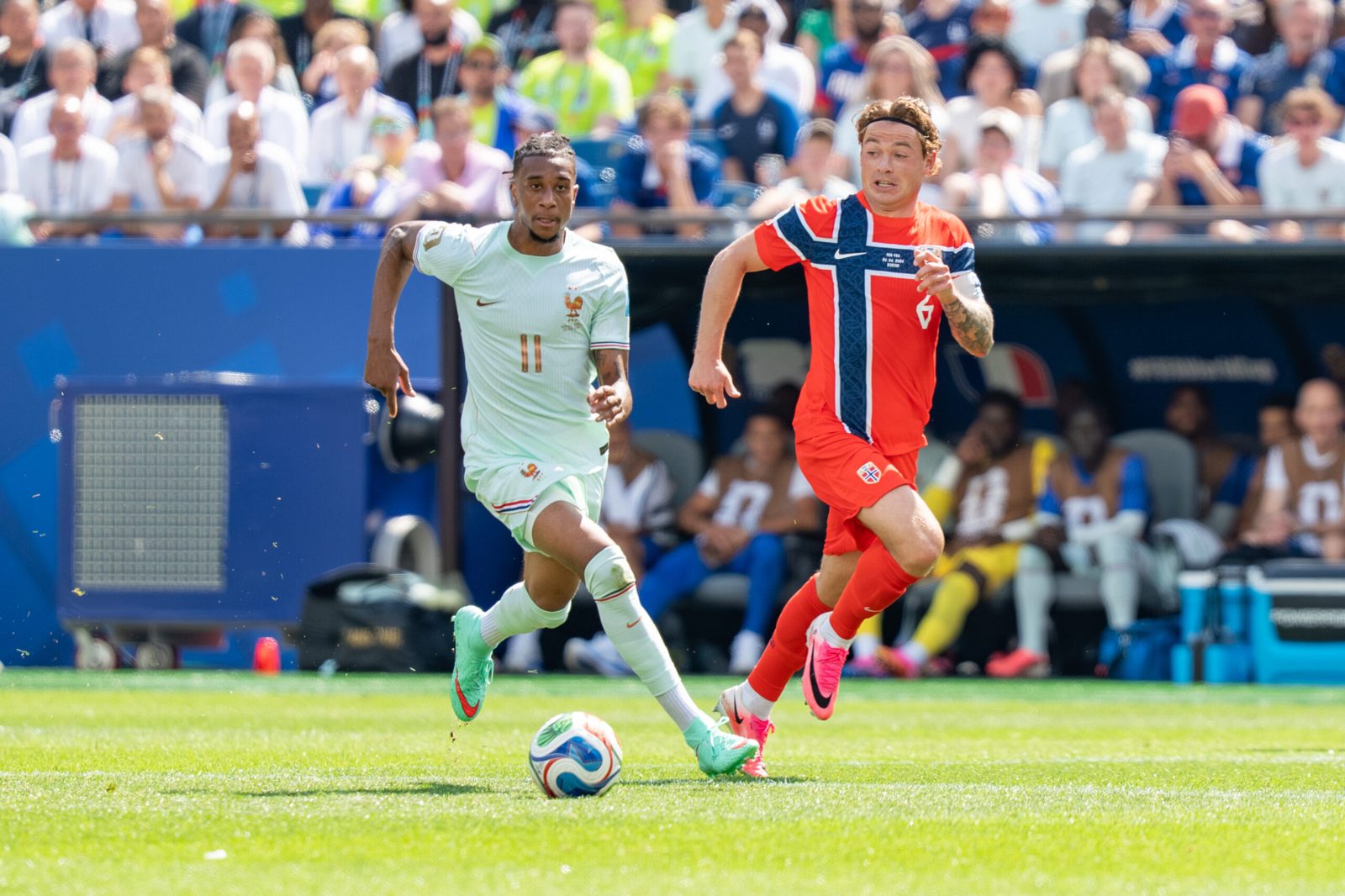 Patrick Berg in actie tijdens Frankrijk - Noorwegen op het WK 2026