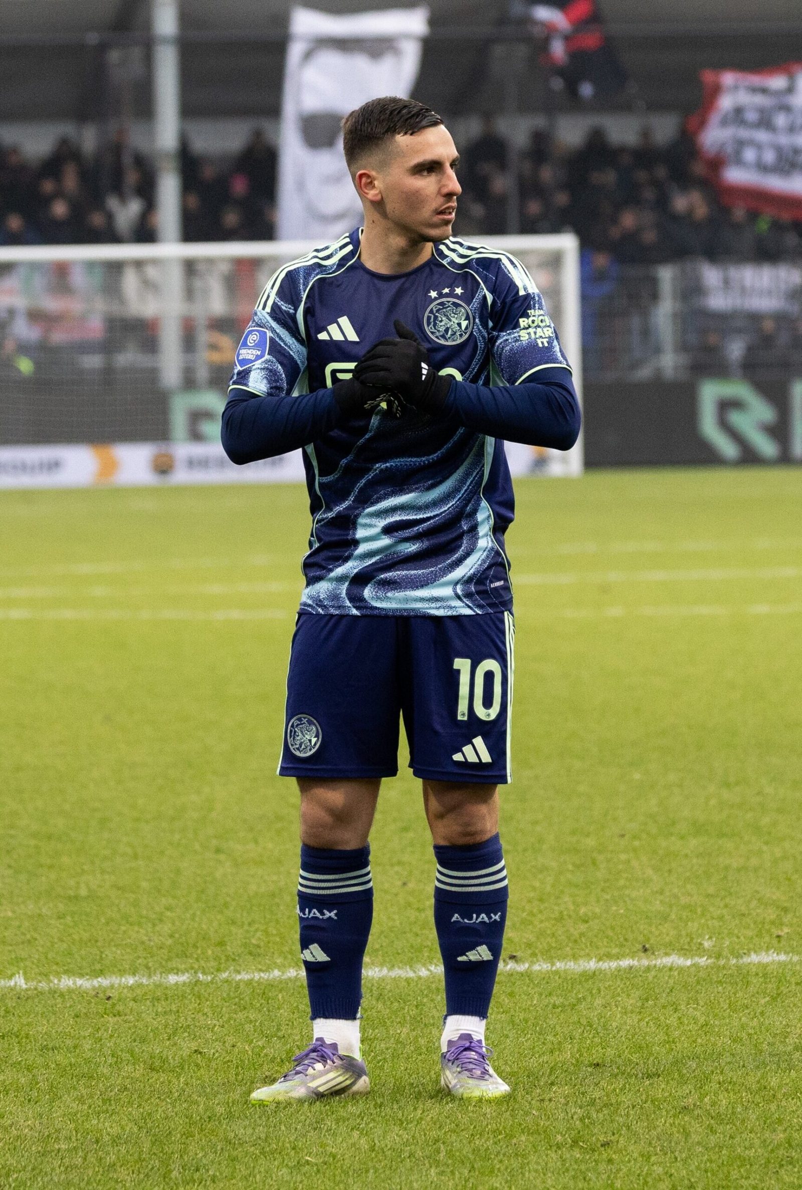 Oscar Gloukh in actie op het voetbalveld
