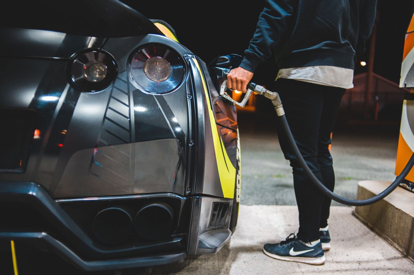 Elektrische auto wordt opgeladen aan een laadpaal