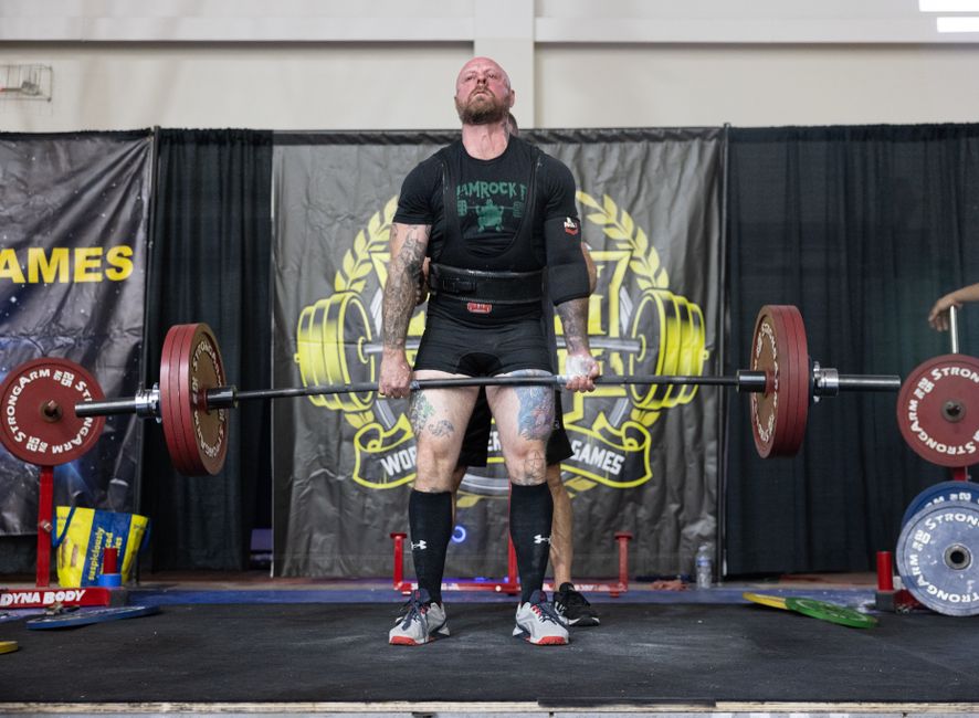 Krachtsporter tilt een zware deadlift tijdens een strongmanwedstrijd