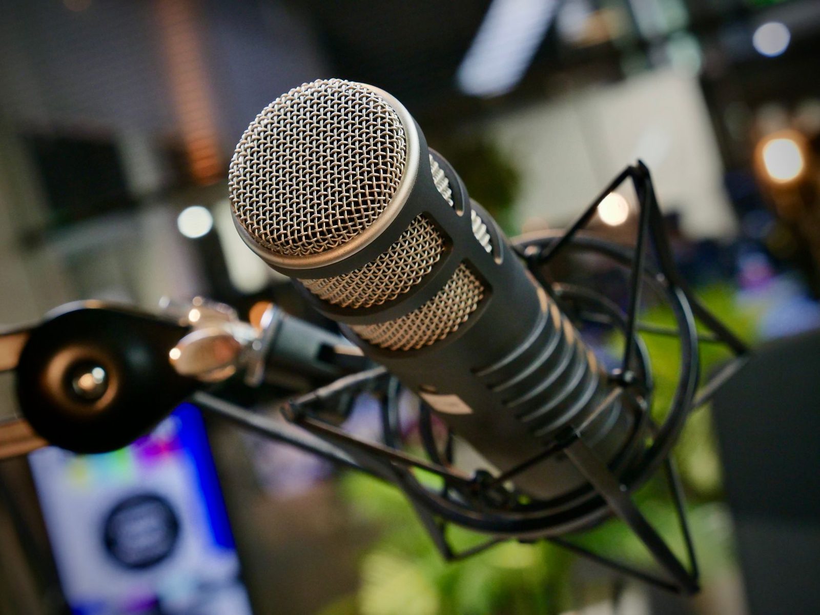 Microfoon in een radiostudio met mengpaneel op de achtergrond