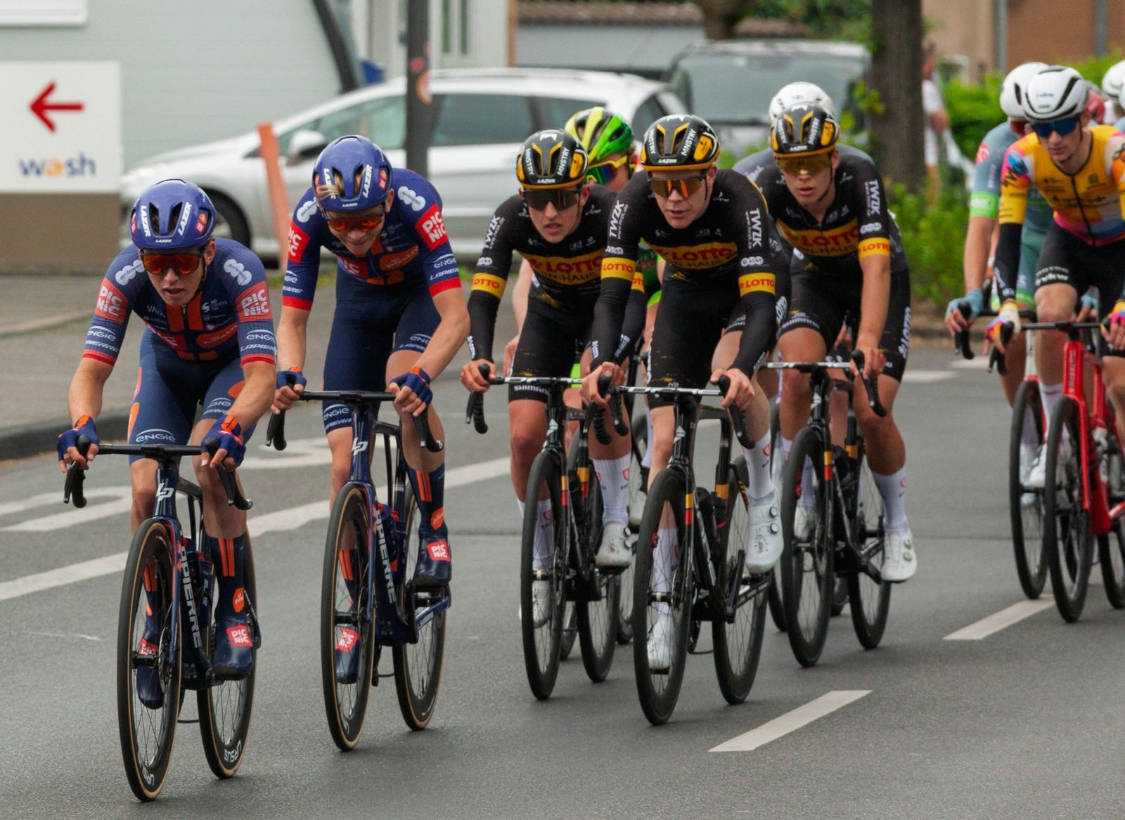 Wielrenners in een sprint tijdens een profwedstrijd