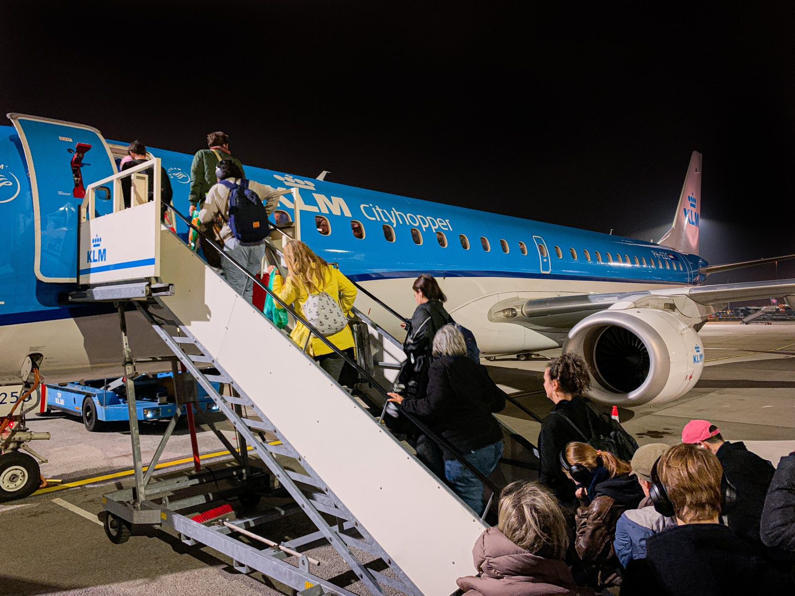 KLM Cityhopper Embraer E190 PH-EZC op de luchthaven