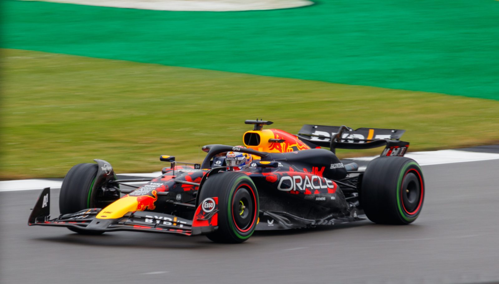 Max Verstappen in zijn Red Bull-bolide op het circuit