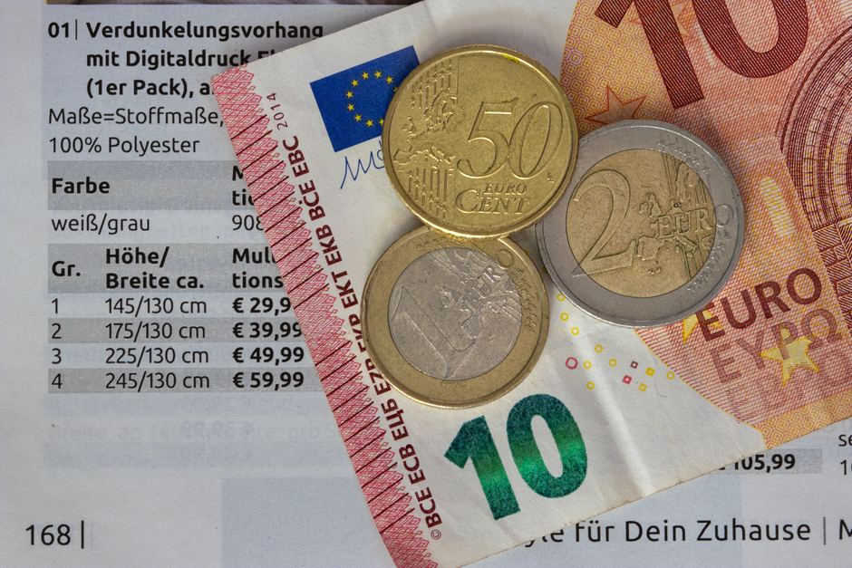 Eurobiljetten en munten naast elkaar op tafel