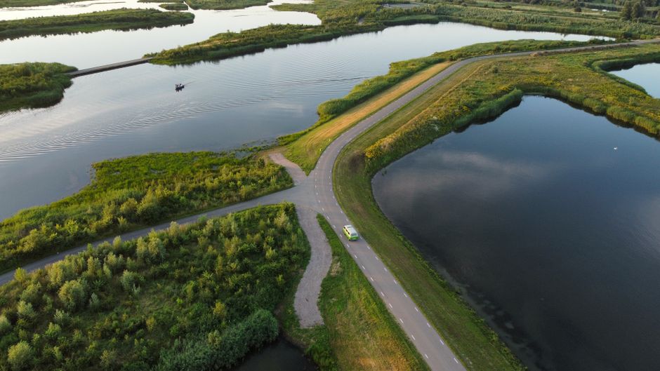 Luchtfoto van het Nederlandse landschap met velden en water