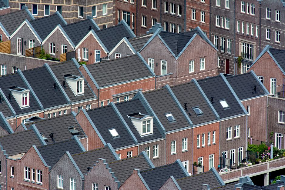 Luchtfoto van een Nederlandse woonwijk met rijtjeshuizen
