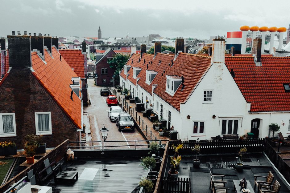 Luchtfoto van een Nederlandse woonwijk met rijen huizen