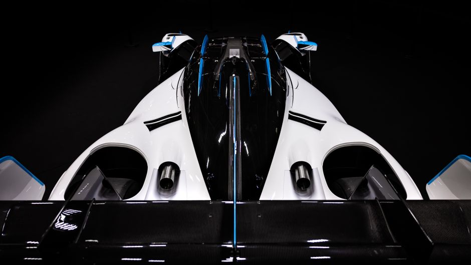 Glanzend zwarte hypercar op een lege weg bij zonsondergang