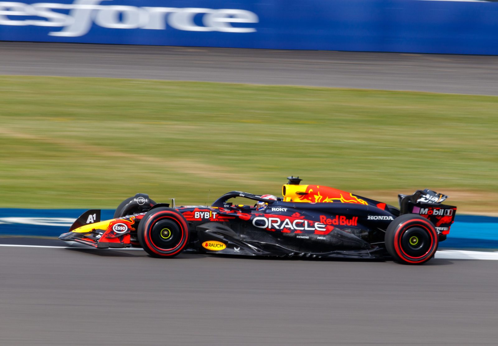 Max Verstappen in de Red Bull tijdens de Grand Prix van Groot-Brittannie 2024