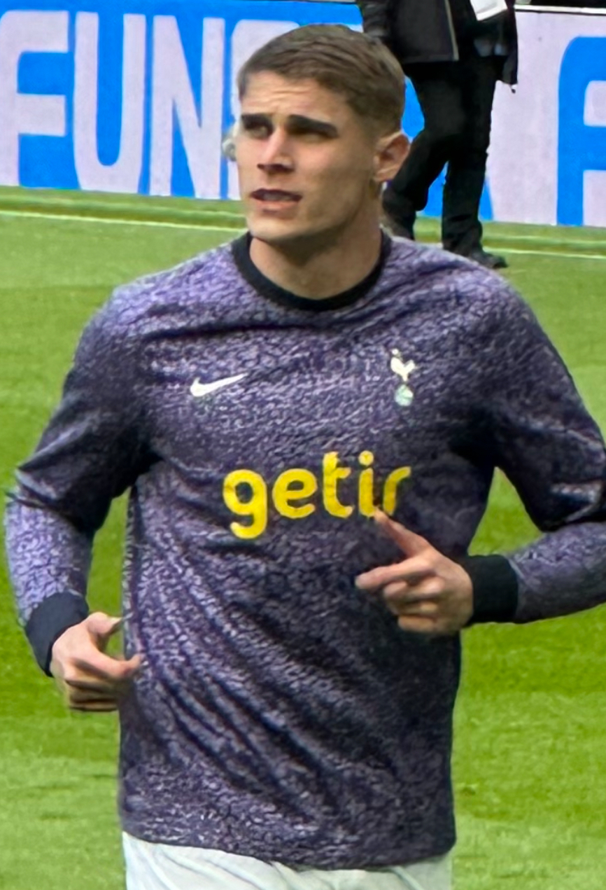 Micky van de Ven tijdens de warming-up voor een Premier League-wedstrijd