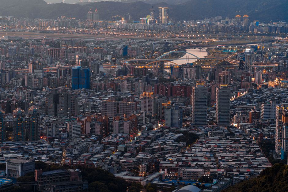 Luchtfoto van een dichtbebouwde metropool met wolkenkrabbers