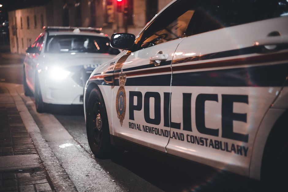 Zwaailicht van een politieauto in het donker