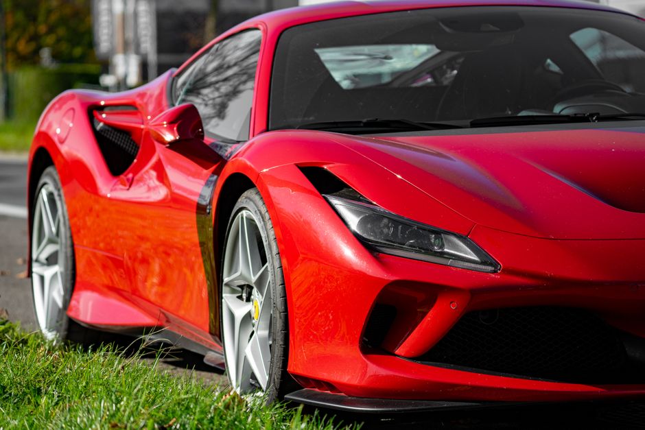 Rode Ferrari sportwagen op een lege weg