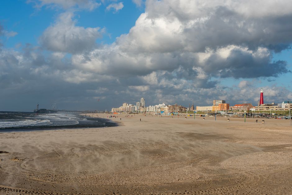 Verlaten duinstrand aan de Nederlandse kust