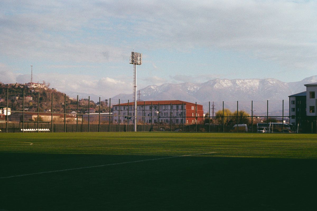 Voetbalveld met bergen op de achtergrond